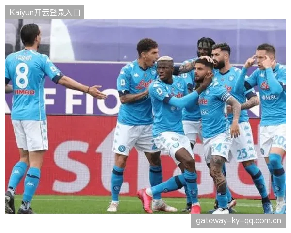 那不勒斯奥斯梅恩正面头槌攻门力量十足，展现无与伦比的进攻威力